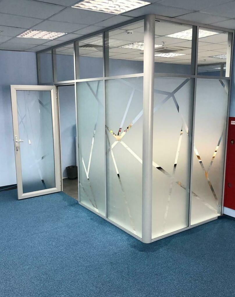 Тонирование и декорирование офисных перегородок. 